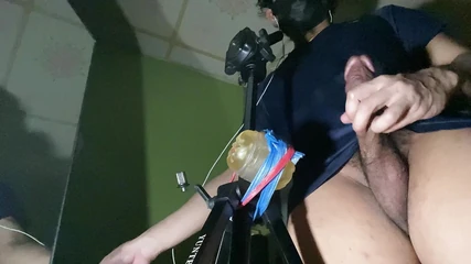 De pie, masturbarse con Fleshjack.