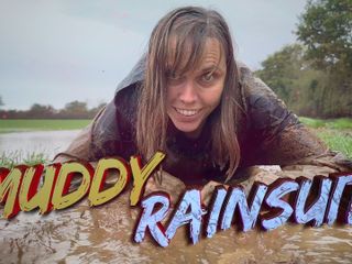 Wamgirlx: Muddy field, tuta da pioggia sotto la pioggia