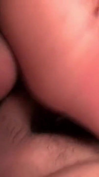 Chica tetona recibe un trabajo duro de tetas y doble penetración en un trío sucio