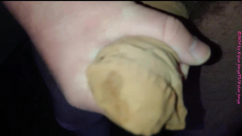 Carmen_Nylonjunge: Дрочит член в нейлоне в порно