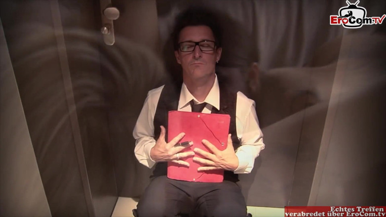 EroCom: 两个纹身荡妇在三人行中分享鸡巴