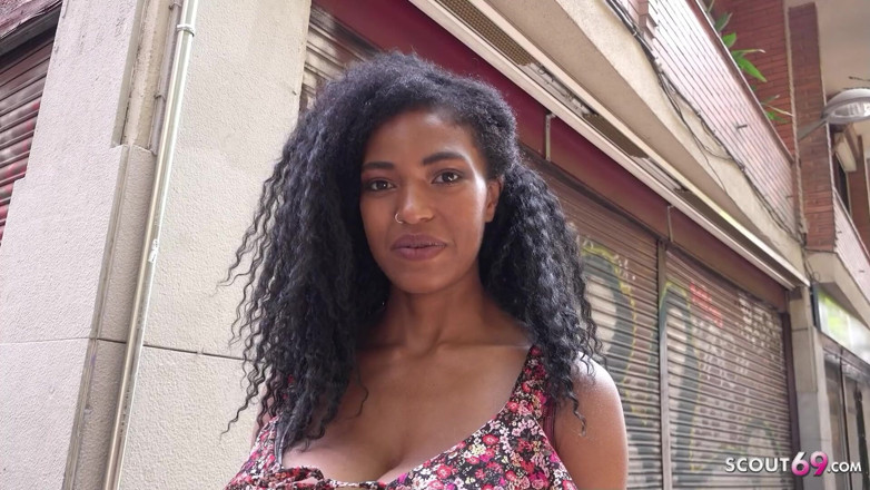 German Scout: Exploradora alemana - delgada pero grande tetas naturales latina de ébano Tina...