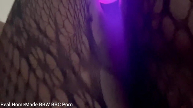 Super sexy ebony cuties: Aku lagi asik jalan-jalan pakai butt plug bodysuit seksi dengan...