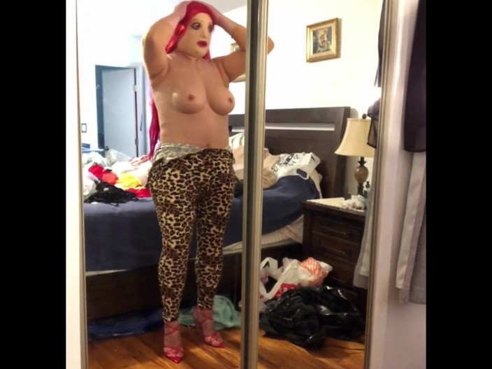 Deanna Doll: Deanna bambola TRAv in una sexy tuta scollatura a taglio...