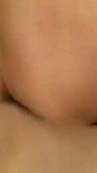 Geile MILF fingert tropfende muschi und lutscht massiven schwanz