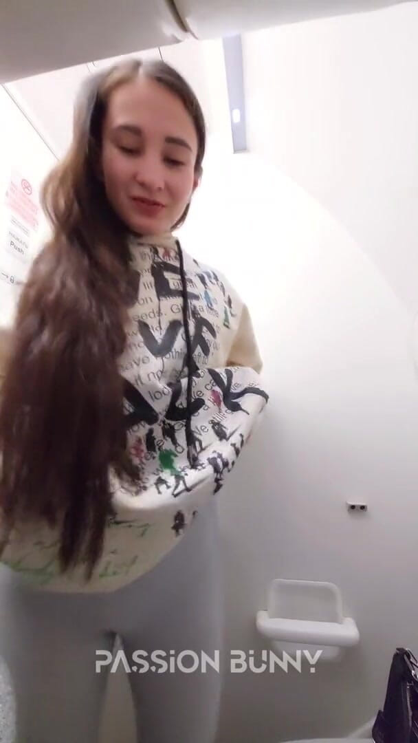 PassionBunny: Aventura arriscada de vôo com masturbação pervertida em avião por...
