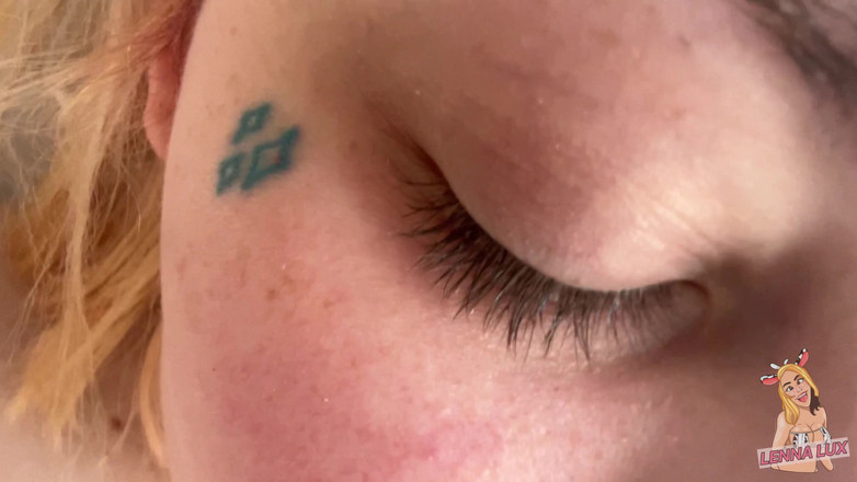 Lenna Lux: Probuď a šukej zadek své přítelkyně