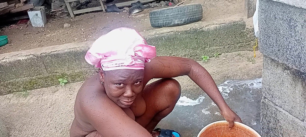 Creamyshuga: Fată sexy din sat face baie în fața complexului