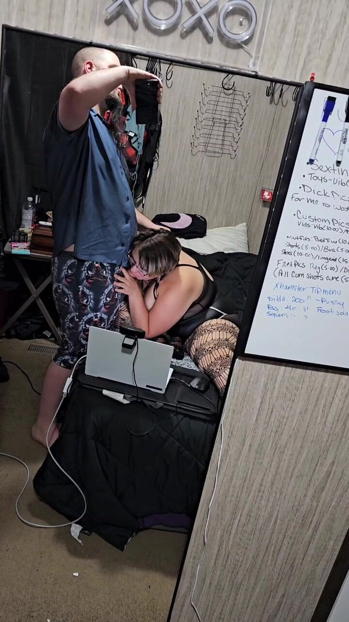 Funhousewife69: Přišel do ložnice a přinutil mě sát mu péro