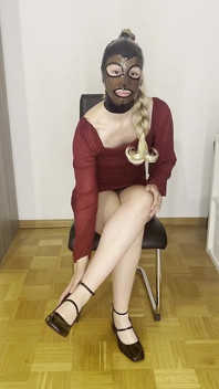 Flicka onanerar tills hon fick sin orgasm! Hon bär sin klänning och klackar under ett datum