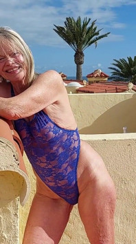 Martina West agradando-se em um corpo de renda transparente
