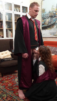 Hermione taille une pipe à Harry Potter entre couples. Nicole Murkovski. Martin Spell.