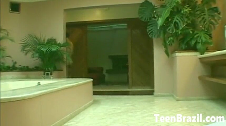 Teen Brazil: Brezilyalı sarışın genç kız açık havada seks yapıyor