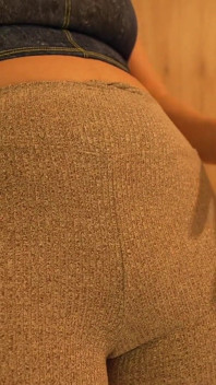 In einem Maxi-Pad masturbiere ich und zeige meinen großen, sexy Arsch in Leggings.
