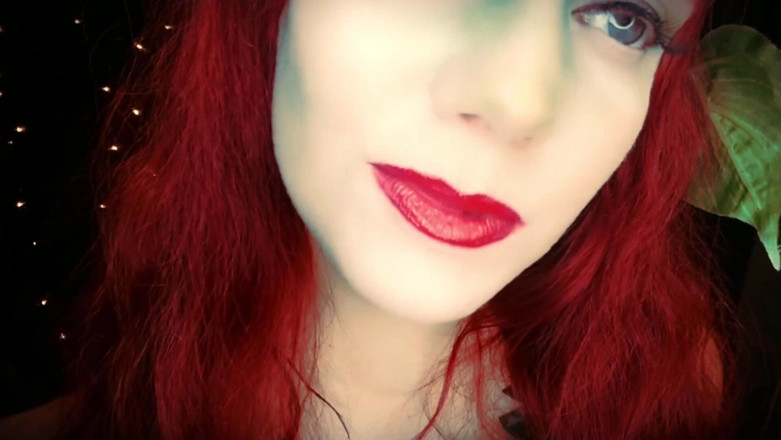 Scarlet Vixen: Executrix ivy meracunimu dengan ciumannya (wmv)