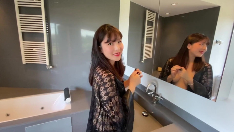 Obokozu: Sepong lipstik merah.