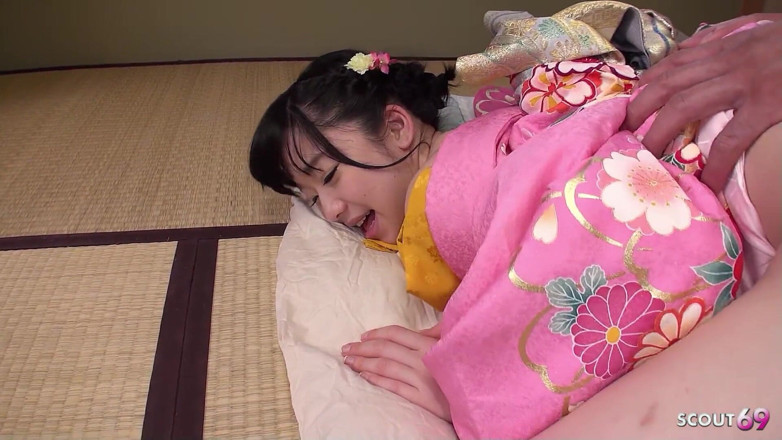 Asian porn collection: 의붓아빠에게 유혹당하고 털이 무성한 무수정 보지에 따먹히는 일본 마른 십대 Yuna
