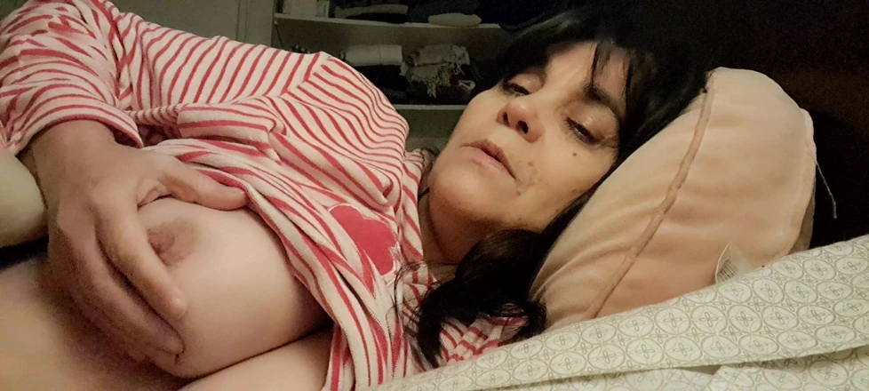 Mommy big hairy pussy: In Bed with a Young Lover I Feel It Hard