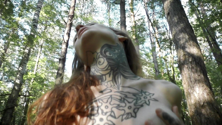 Elena Ginger: Zierliche ginger masturbiert und squirtet öffentlich park
