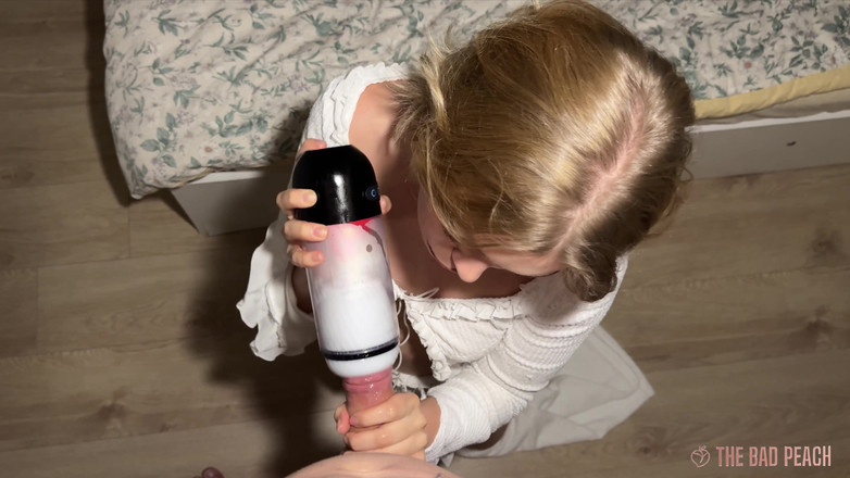 Ashby Winter: कौन सा बहतर है? उसका मुंह या खिलौना?