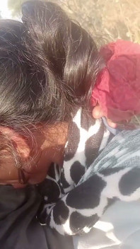 Il a sucé la bite de sa douce copine dans les bois, vidé toute l’eau