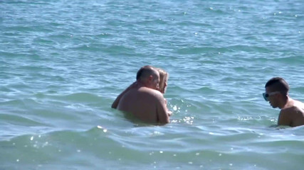 Amaspain: Une salope blonde reçoit une double pénétration à la plage