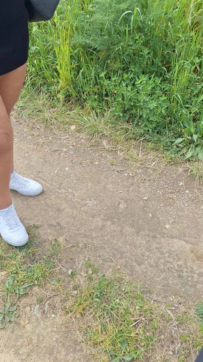 Ouset: Latina pantat besar yang cantik dalam pakaian seksi berjalan melalui...