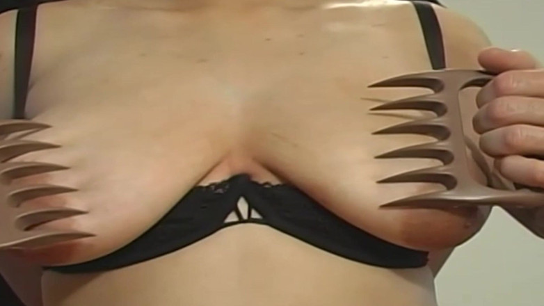 EroticOnly Fetish: Dojrzała brunetka MILF dostaje piersi związane i zacisnięte