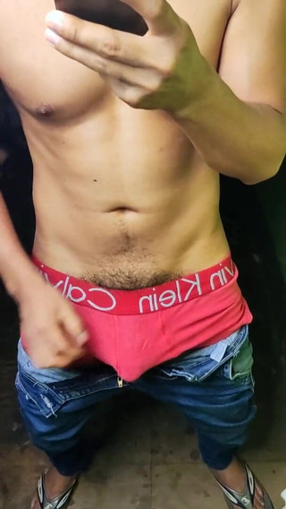 Hornyboy2058: Le envío una foto de un delicioso culo por mensaje,...