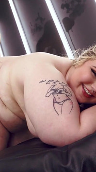Bella Donna Tettona Oliata Scopata Da Un Grosso Cazzo Con I Muscoli