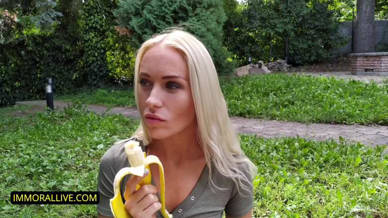 Immoral Family: Děvka blondýnka má panenství od nevlastního bratra - Sexy nevlastní sestra...