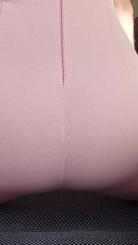 Guarda il mio sedere nella mia nuova tuta rosa sexy