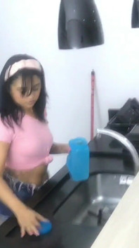 La donna delle pulizie mi ha succhiato il cazzo in cucina