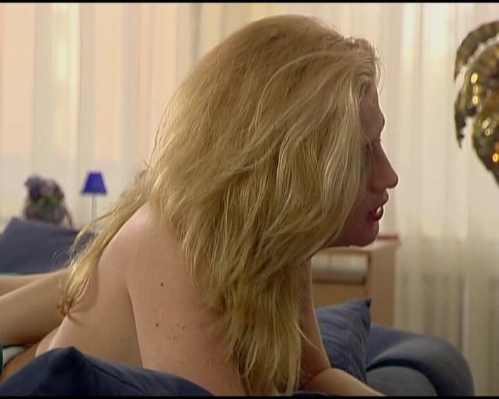 German Threesome: Curve germane elegante au fost futute împreună într-o partidă de amatori
