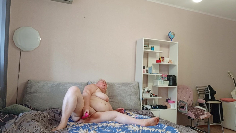 Zona901: Vecina cu forme își masturbează pizda dolofană pe cameră