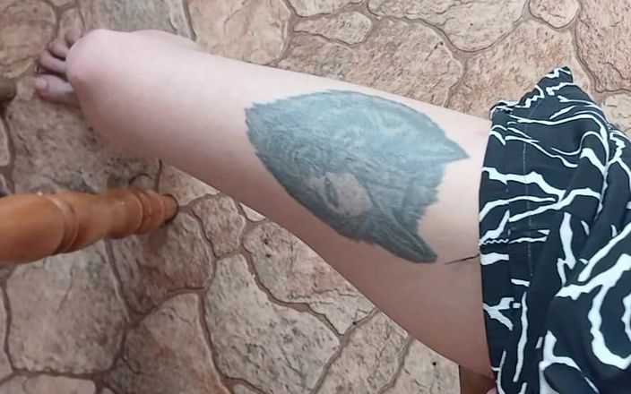 Lesbian-candys: O fată într-o rochie de vară se masturbează