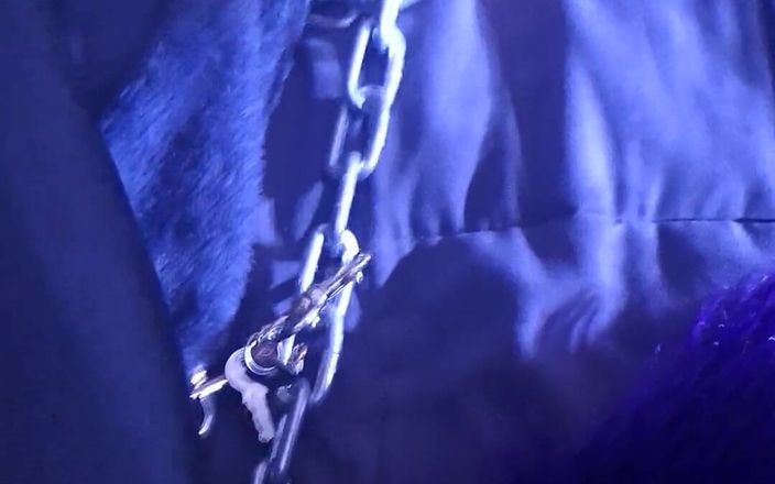 Robert48569: Piedi e catene auto bondage e coda