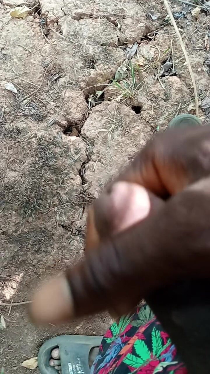 Kpekus arena: Chico Africano Masturbándose Dentro Del Arbusto