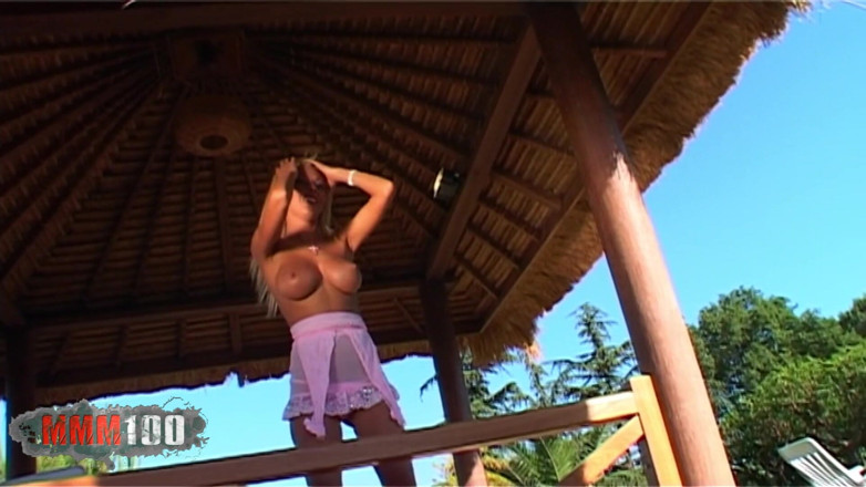 MMM100 Solo: Nikkyblond: nikky blond lagi asik bugil di luar ruangan