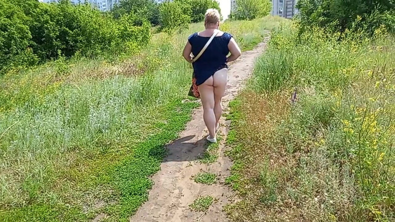 Zona901: Tlustá žena prochází parkem a ukazuje svůj zadek a masturbuje