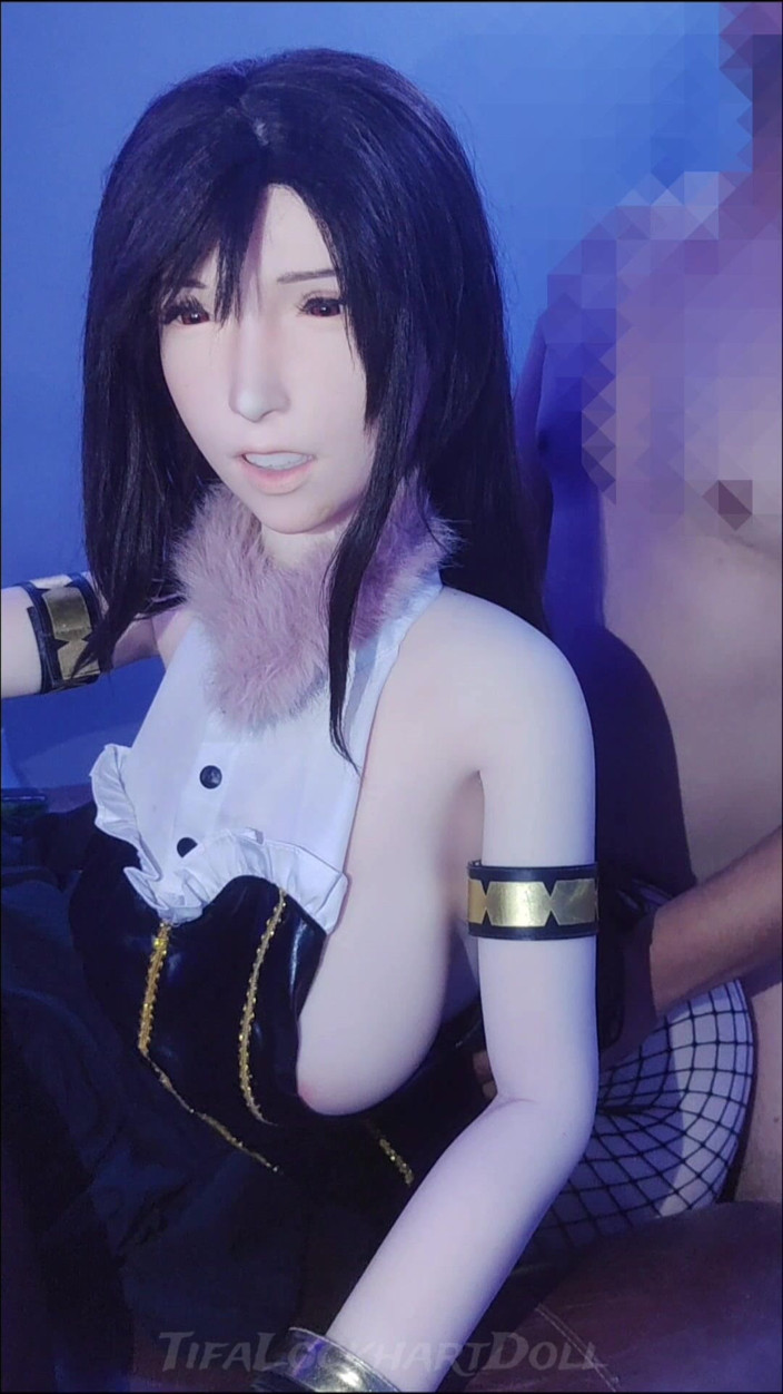 Tifa Lockhart doll: Después del anochecer en el Honey Bee Inn, ¡Tifa está zumbando...