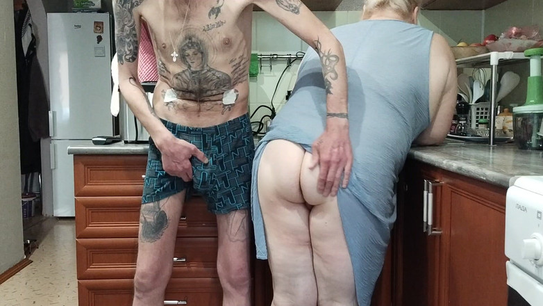 Zona901: Výprask velkého zadku přítelkyně ošukaný do pusy, kundička a sperma...