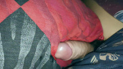 SEXY_GUYBEST: Une grosse bite juteuse coule et se caresse contre l’oreiller...