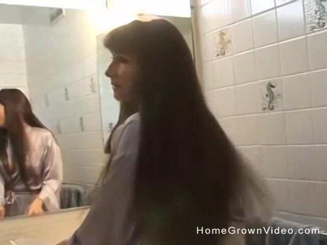 Homegrown Wives: Alexandra si cewek rambut cokelat yang lebih tua lagi pamer...