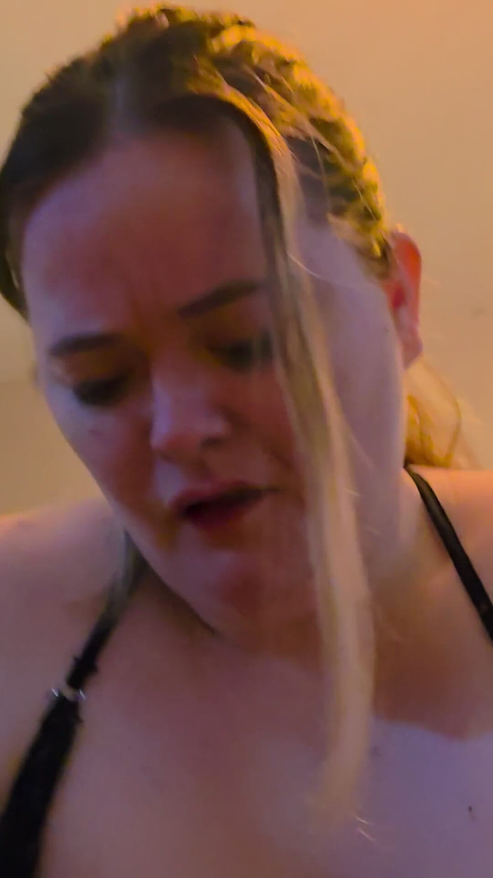 StacyBBWxxx: Stacybbwxxx Tides Her Dildo i Sucks on a Nice Big...