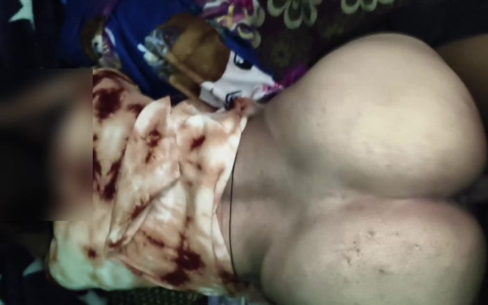 desilaunda96: Popadl velký zadek své nevlastní sestry a ona seděla na...