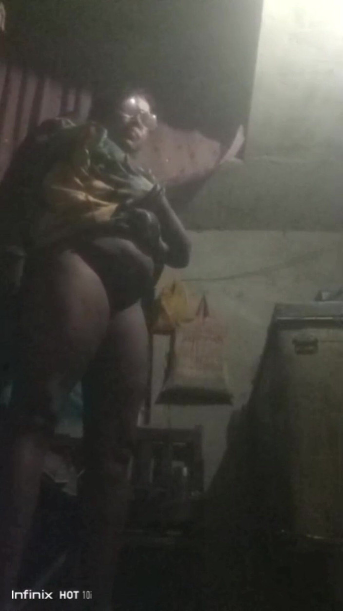 Auntixxx69: Bărbatul toarnă apă din ulcior în oală la Casa mamei sale...
