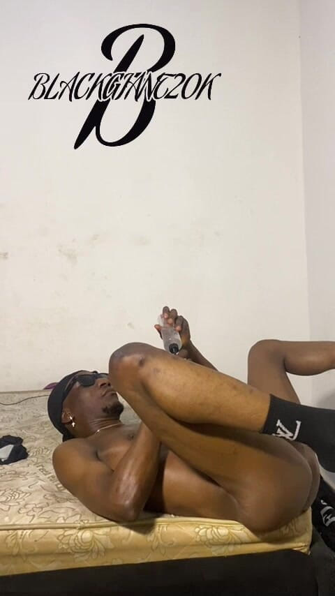 Blackgiant20k: Cavando mi coño casero con juguete sexual