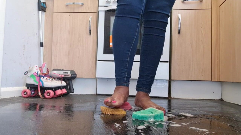 Simp to my ebony feet: Rengöringsgolv med smutsiga fötter