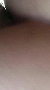 Brünette brünette MILF lernt, dicken schwanz auf der veranda zu reiten